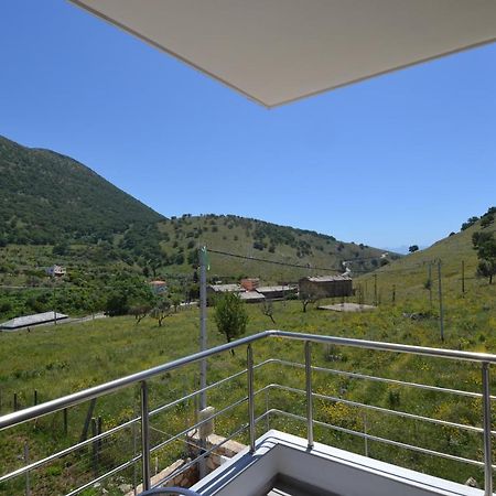 Bujtina Eleni Hotel Himare Bagian luar foto