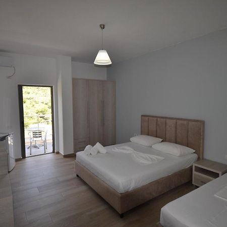 Bujtina Eleni Hotel Himare Bagian luar foto