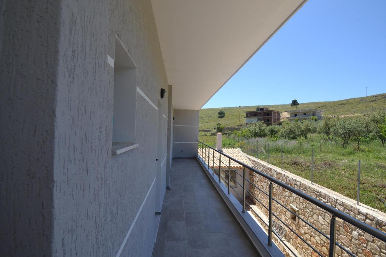 Bujtina Eleni Hotel Himare Bagian luar foto