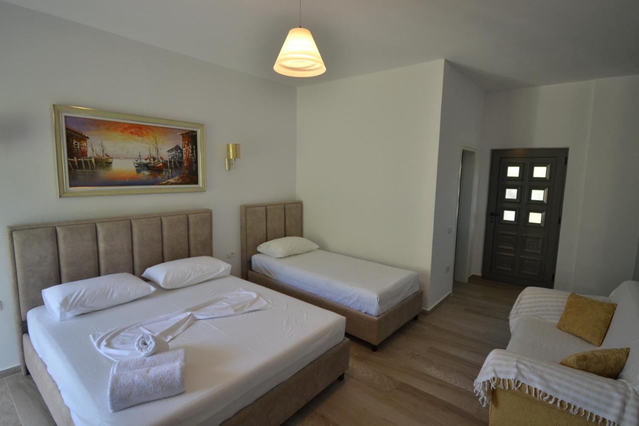 Bujtina Eleni Hotel Himare Bagian luar foto
