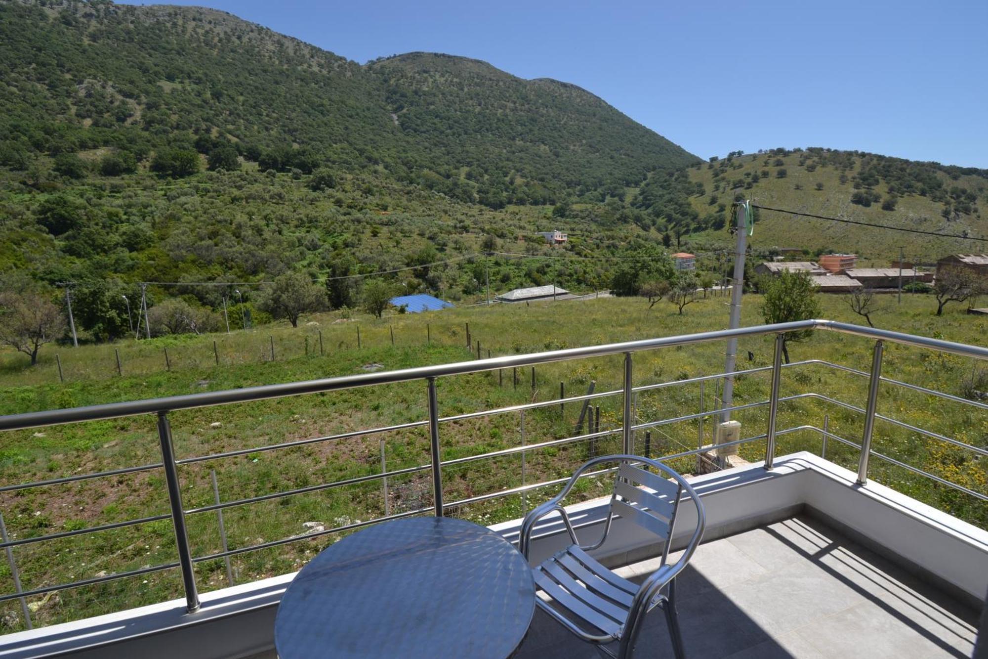 Bujtina Eleni Hotel Himare Bagian luar foto