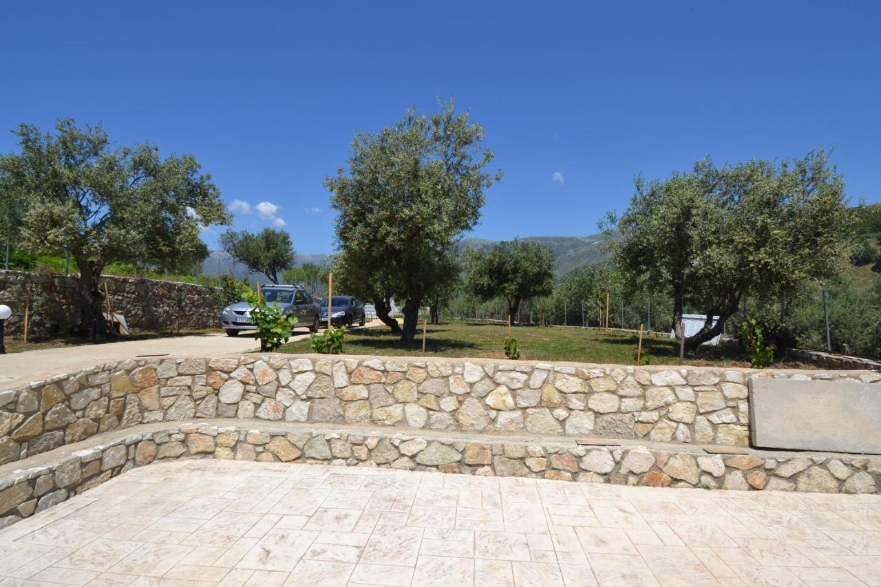 Bujtina Eleni Hotel Himare Bagian luar foto